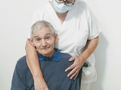 asistenta con persona mayor